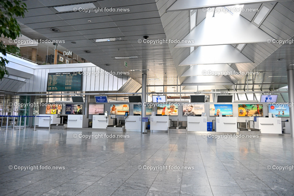 Flughafen Linz_ Linz Airport_ Linz-Hoersching_ 26.10.2023-1 | 26.10.2023, Linz Hoersching, AUT, Flughafen Linz, Linz Airport, im Bild Abflughalle, Check In, Automat