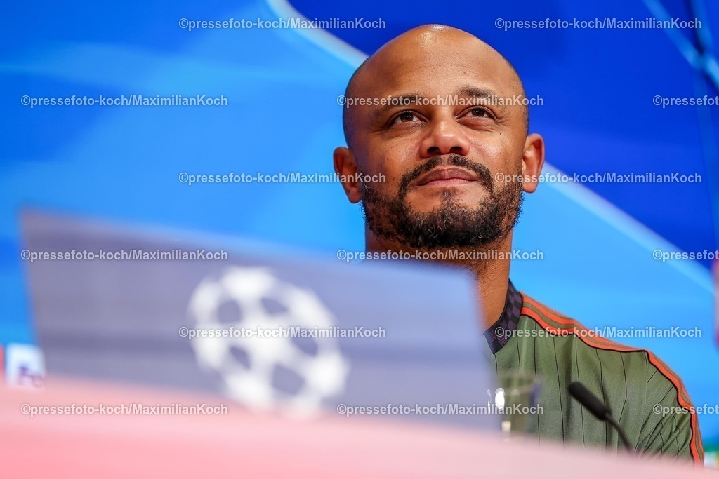 UCL22102501143 | 22.10.2025, Fußball, UEFA Champions League, FC Bayern München - Club Brügge, Allianz Arena, Saison 2025 2026: Cheftrainer Vincent Kompany (FC Bayern Muenchen #hc) bei der Pressekonferenz nach dem SpielRegulations prohibit any use of photographs as image sequences and or quasi-video.