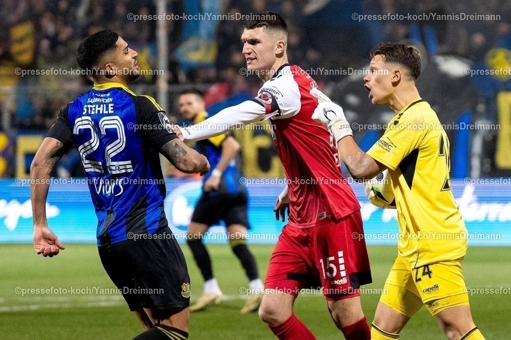 xYDR2802250101023 | 28.02.2025, xydrx, Fußball, Viktoria Köln - 1.FC Saarbrücken, 3.Liga, Sportpark Höhenberg, Saison 2024 2025: Simon Stehle (1.FC Saarbrücken #22) und Christoph Greger (Viktoria Köln #15) und Kevin Rauhut (Viktoria Köln #24) geraten an einander DFB regulations prohibit any use of photographs as image sequences and or quasi-video.
