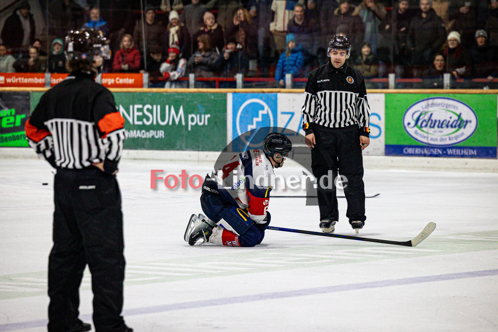 TSV Peißenberg MINERS gegen VfE Ulm/Neu Ulm DEVILS | Eishockey Bayernliga Herren Vorrunde 2024/25, TSV Peißenberg MINERS gegen VfE Ulm/Neu Ulm DEVILS, 20250105,Yannick KIRSCHER (DEVILS 64) Verletzungsshow nach Halten des Schiedsrichters,2025-01-05 in Peißenberg (Eisstadion Peißenberg)Yannick KIRSCHER (DEVILS 64)Copyright: WolfgangxLindner foto-lindner.de