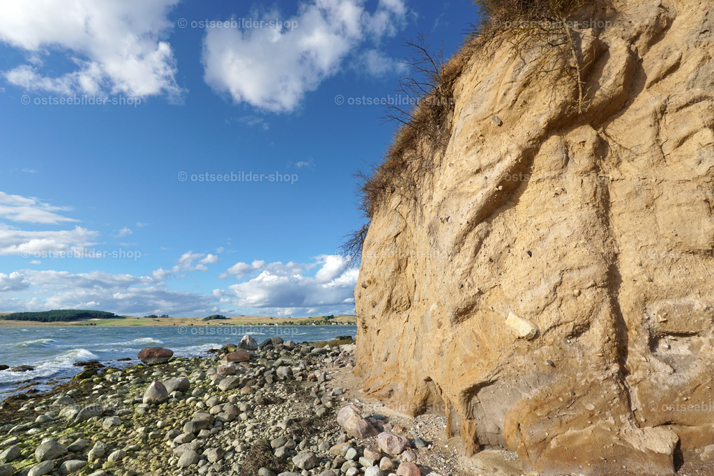 Steilküste bei Klein Zicker | Das Bild zeigt den Steinestrand vor der Steilküste der Halbinsel Klein Zicker im Mönchgut. Im Hintergrund erkennt man Groß-Zicker.