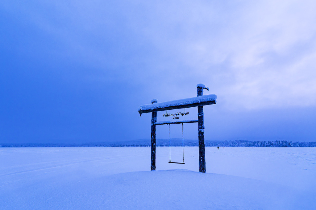 Schaukel am See im Winter in Äkäslompolo, Finnland | Schaukel am See im Winter in Äkäslompolo, Finnland.