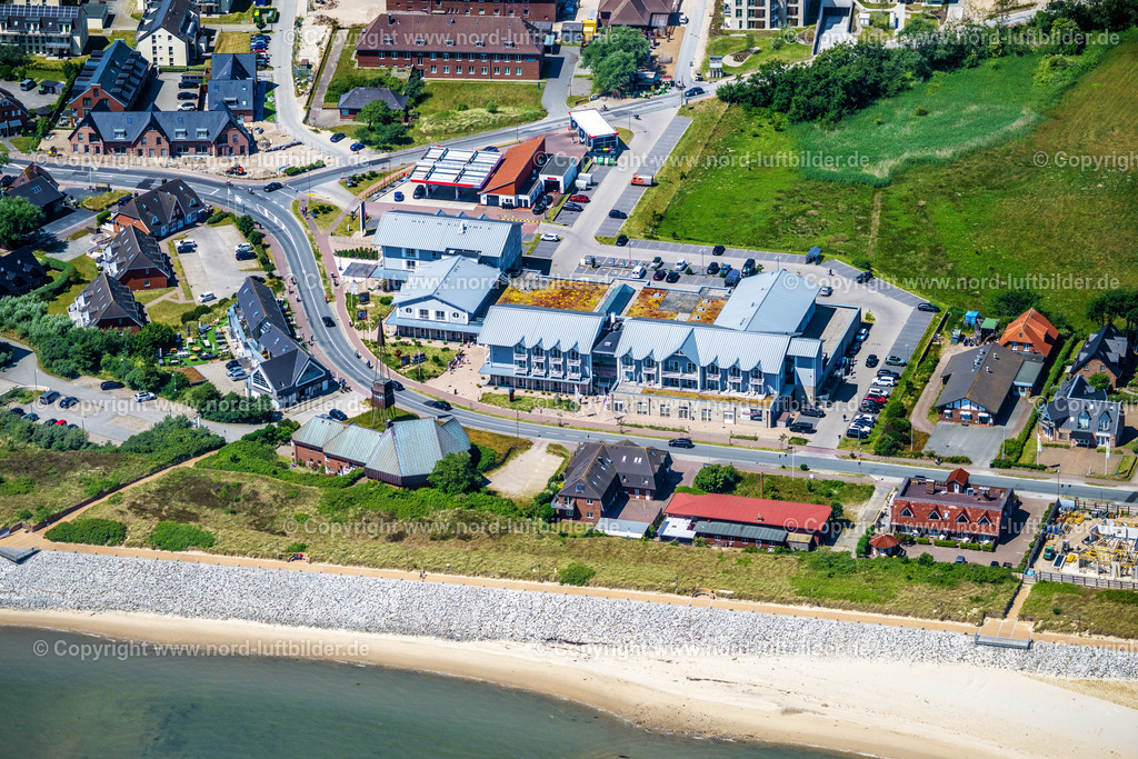 Sylt_List_Sylter_Markt_ELS_1409210625 | LIST 21.06.2025 Geschäftshaus " Sylter Markt " an der Meeres-Küste in List auf der Insel Sylt im Bundesland Schleswig-Holstein, Deutschland. // Commercial building "Sylter Markt" on the sea coast in List on the island of Sylt in the federal state of Schleswig-Holstein, Germany. Foto: Martin Elsen