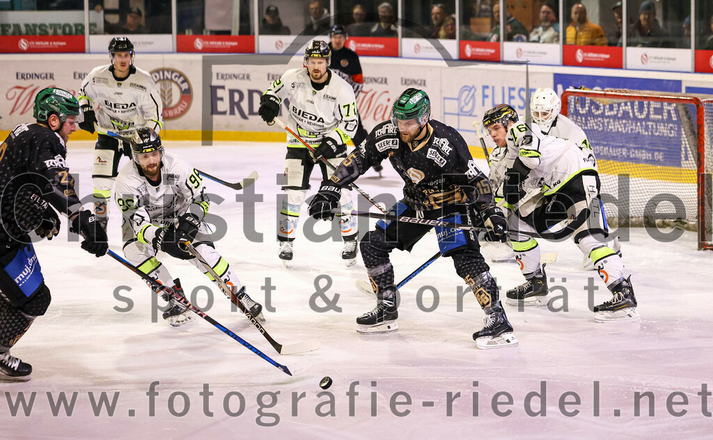 2024-03-01_041_TSV_Erding_gegen_ERSC_Amberg | Erding, Deutschland, 01.03.2024:
Eishockey, Bayernliga Playoffs 2023 / 2024, 5. Spieltag, TSV Erding gegen ERSC Amberg, Endergebnis: 9:0

Aron Schwarz (ERSC Amberg, #96), Elias Maier (Erding Gladiators, #15), Torwart Janik Engler (ERSC Amberg, #30)

Foto: Christian Riedel / fotografie-riedel.net