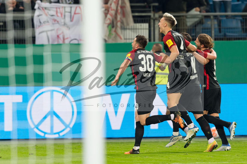 HSVSCF20220419_150 | Fussball, Herren: Christian Guenter (SC Freiburg), Nico Schlotterbeck (SC Freiburg), Ermedin Demirovic (SC Freiburg) und Lucas Hoeler (SC Freiburg) Schlussjubel, jubelt nach dem 1:3 Sieg beim DFB-Pokal-Halbfinalspiel zwischen Hamburger SV und SC Freiburg im Volksparkstadion am 19.04.2022 in Hamburg, Deutschland.DFB / DFL REGULATIONS PROHIBIT ANY USE OF PHOTOGRAPHS AS IMAGE SEQUENCES AND/OR QUASI-VIDEO. - Realisiert mit Pictrs.com