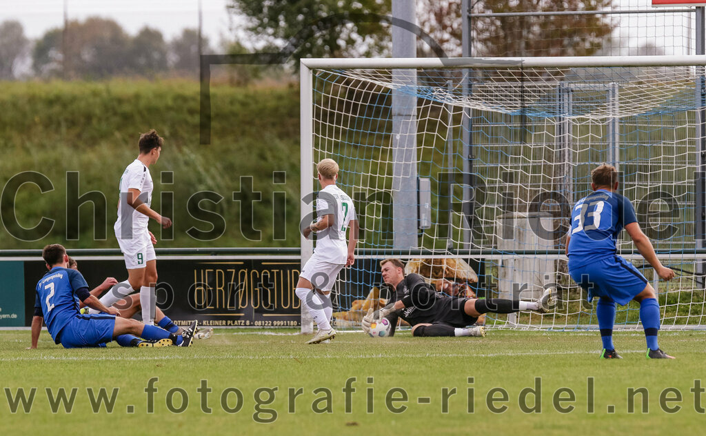 2023-10-14_060_FC_Langengeisling_gegen_TSV_Siegsdorf | Erding, Deutschland, 14.10.2023:
Fußball, Bezirksliga Oberbayern Ost 2023 / 2024, 13. Spieltag, FC Langengeisling gegen TSV Siegsdorf, Endergebnis: 3:0

Lucas Seeholzer (FC Langengeisling, #2), Felix Brandner (TSV Siegsdorf, #2), Torwart Fabian König (TSV Siegsdorf, #1), Hannes Dornauer (FC Langengeisling, #33)

Foto: Christian Riedel / fotografie-riedel.net