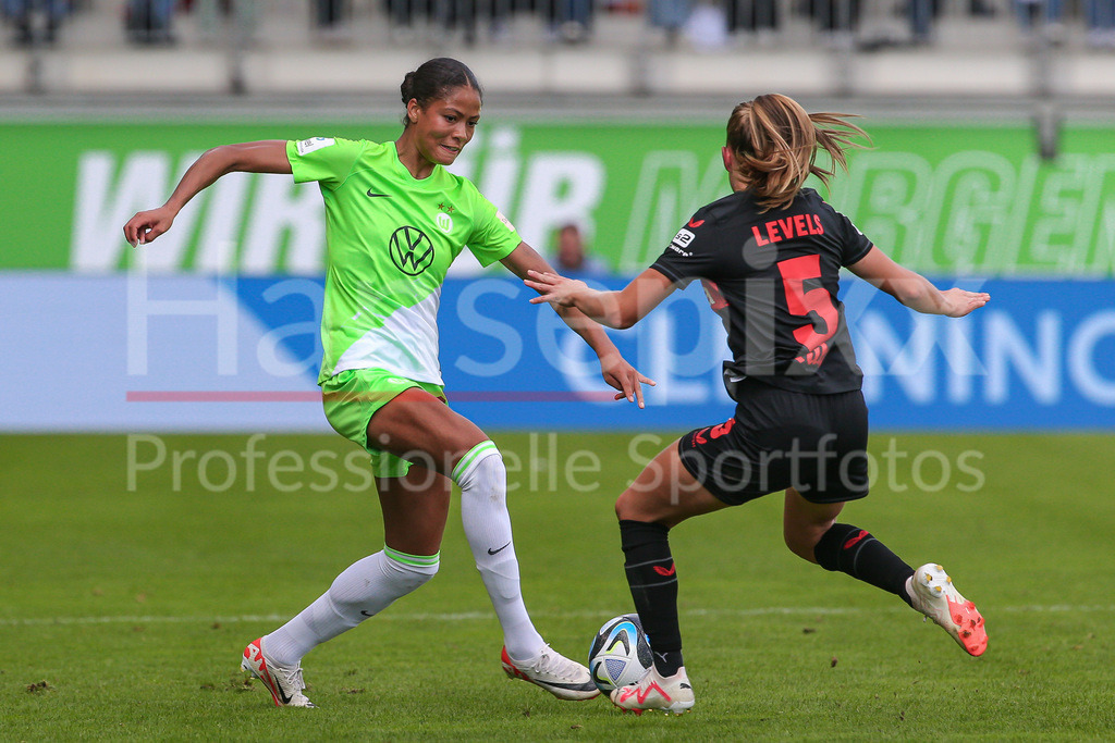 Fussball, Google Pixel Frauen-Bundesliga, VfL Wolfsburg - Bayer 04 Leverkusen | v.li.: Sveindis Jonsdottir (VfL Wolfsburg, 23) und Janou Levels (Bayer 04 Leverkusen, 5) im Zweikampf, Duell, Dynamik, Aktion, Action, Spielszene, DIE DFB-RICHTLINIEN UNTERSAGEN JEGLICHE NUTZUNG VON FOTOS ALS SEQUENZBILDER UND/ODER VIDEOÄHNLICHE FOTOSTRECKEN. DFB REGULATIONS PROHIBIT ANY USE OF PHOTOGRAPHS AS IMAGE SEQUENCES AND/OR QUASI-VIDEO.