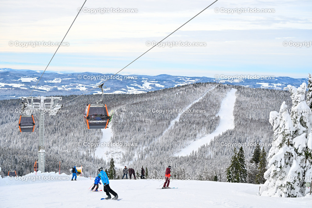 Hochficht_ Skigebiet_ Boehmerwald_ Saisonopening_ 08.12.2023-44 | 08.12.2023, Hochficht, AUT, Skigebiet Hochficht, Boehmerwald, Saisonopening 2023, im Bild Skifahrer, Piste, Sportler, Gondel, Bergbahn, Panorama