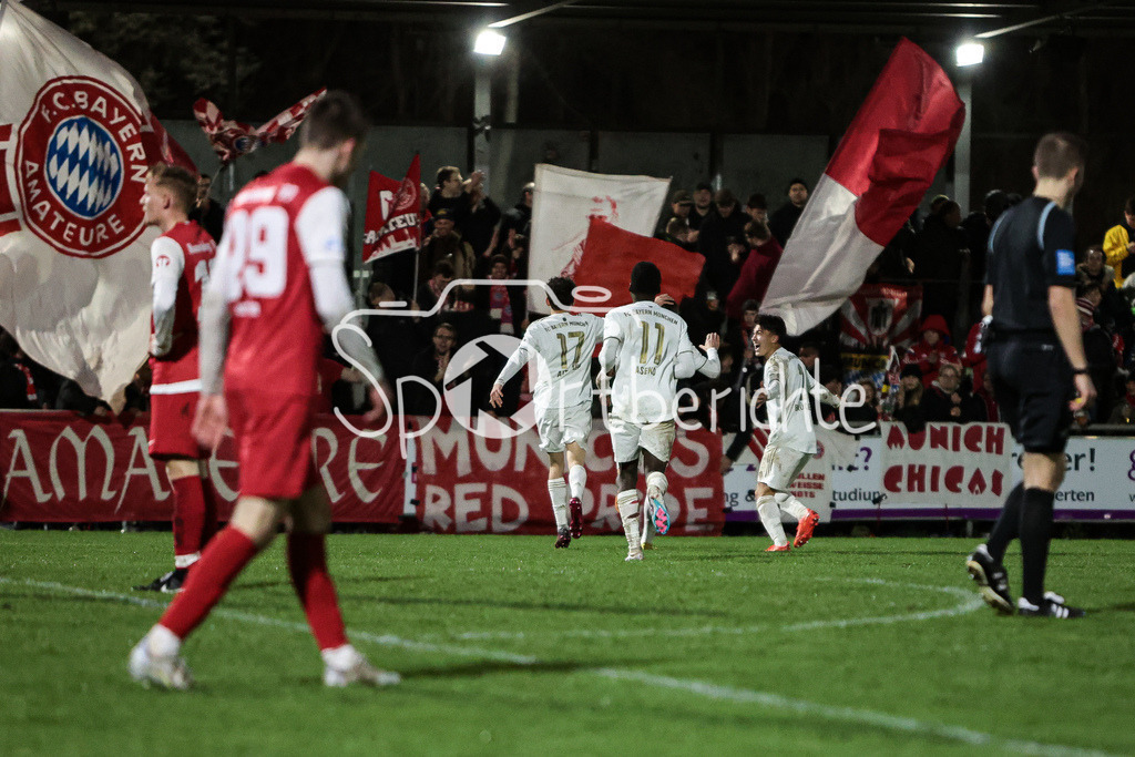 SV Heimstetten - FC Bayern Amateure | Nach dem 1-4 durch Timo KERN (FCB #10) jubeln die Spieler der kleinen Bayern vor den Fans