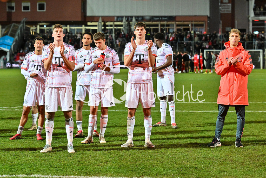 FC Würzburger Kickers - FC Bayern Amateure | wÜRZBURG, DEUTSCHLAND - 10. APRIL: die Spieler der Amateure bedanken sich bei den Fans nach dem Match zwischen dem FC Würzburger Kickers und den Amateuren des FC Bayern München am 28. Spieltag der Regionalliga Bayern in der AKON Arena