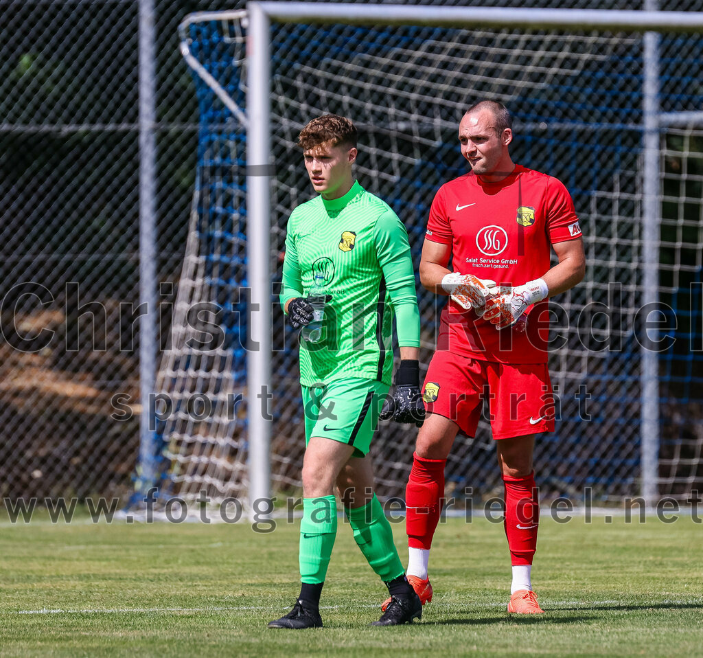 2023-07-22_137_FC_Eitting_gegen_FC_Moosinning | Eitting, Deutschland, 22.07.2023:
Fußball, Kreisliga 2023 / 2024, Testspiel, FC Eitting gegen FC Moosinning, Endergebnis: 0:4

Torwart Daniel Auerweck (FC Moosinning, #1), Torwart Aaron Siegl (FC Moosinning, #27)

Foto: Christian Riedel / fotografie-riedel.net