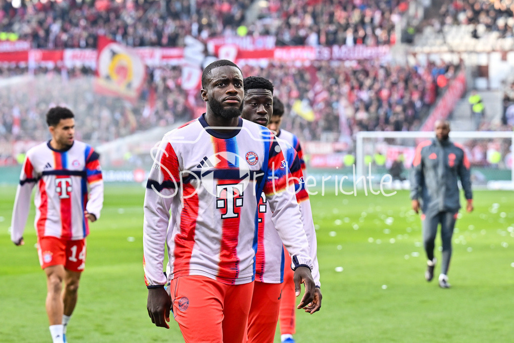 FC St. Pauli - FC Bayern München | ST. PAULI, DEUTSCHLAND - 11. APRIL: im Bild Dayot UPAMECANO (FC Bayern Munich 2) vor dem Bundesligamatch zwischen dem FC St. Pauli und dem FC Bayern München am 29. Spieltag im Millerntor Stadion / DFL REGULATIONS PROHIBIT ANY USE OF PHOTOGRAPHS AS IMAGE SEQUENCES AND/OR QUASI-VIDEO
