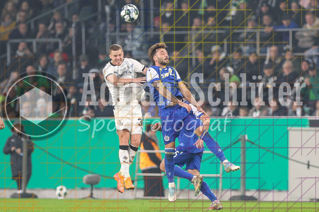 Borussia Mönchengladbach vs Karlsruher SC - DFB-Pokal 2. Runde | Mönchengladbach, Deutschland, 28.10.25:   Nico Elvedi (Borussia Mönchengladbach) und Fabian Schleusener (Karlsruher SC) im Kampf um den Ball waehrend des Spiels der DFB-Pokal 2. Runde zwischen Borussia Mönchengladbach vs Karlsruher SC im Stadion im Borussia Park(Foto von Brauer-Fotoagentur / Adrian Schlueter)
