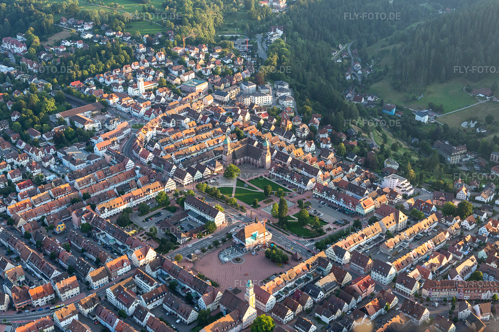 Luftbild: Rathauses der Stadtverwaltung am Marktplatz der Innenstadt in Freudenstadt im Bundesland Baden-Württemberg in Deutschland. Foto: IMG_128590.jpg vom 25.08.2021 durch Werner Riehm/FLY-FOTO.de