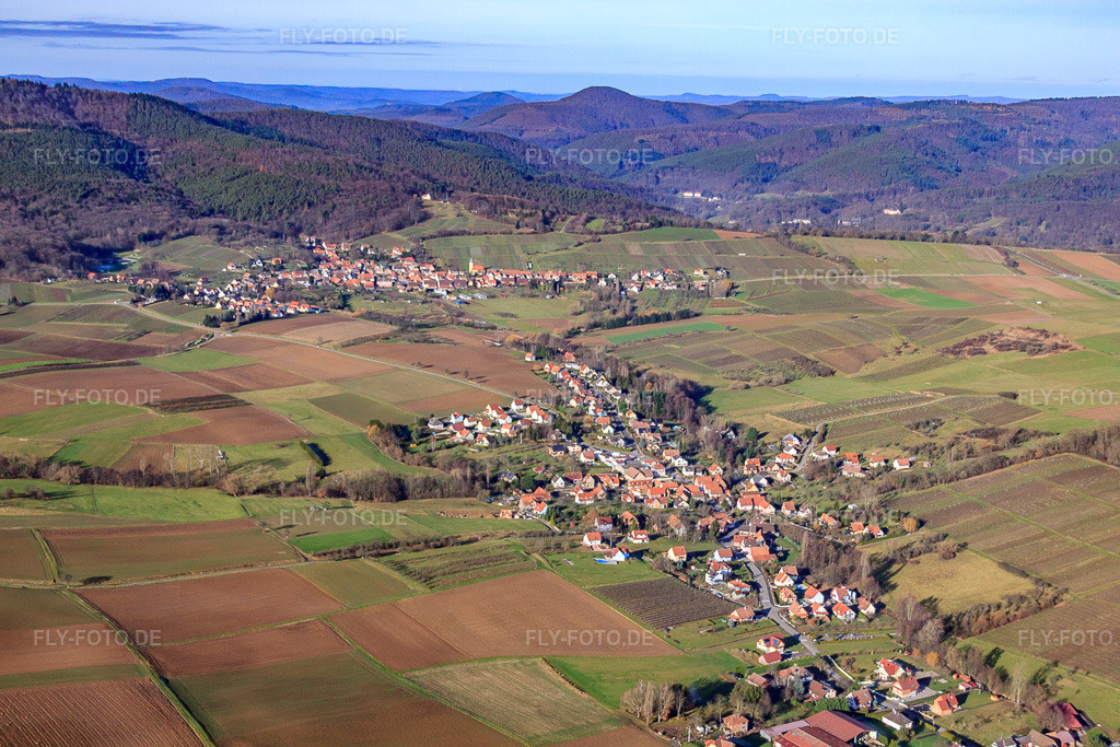 Luftbild: Rue du Moulin von Südosten in Oberhoffen-lès-Wissembourg im Bundesland Bas-Rhin in Frankreich. – Foto: IMG_48443.jpg vom 11.12.2011 durch Werner Riehm/FLY-FOTO.de – Auflösung des Originals: 4752 x 3168 px
