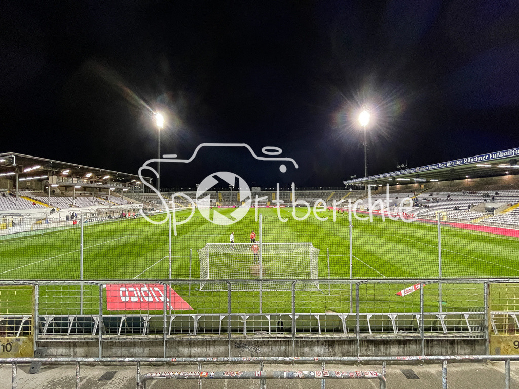 FC Bayern Amateure - FC Wuerzburger Kickers | Die Westkurve des Stadions an der Gruenwalder Strasse vor der partie gegen die Kickers aus Wuerzburg / Flutlicht / Symbolbild