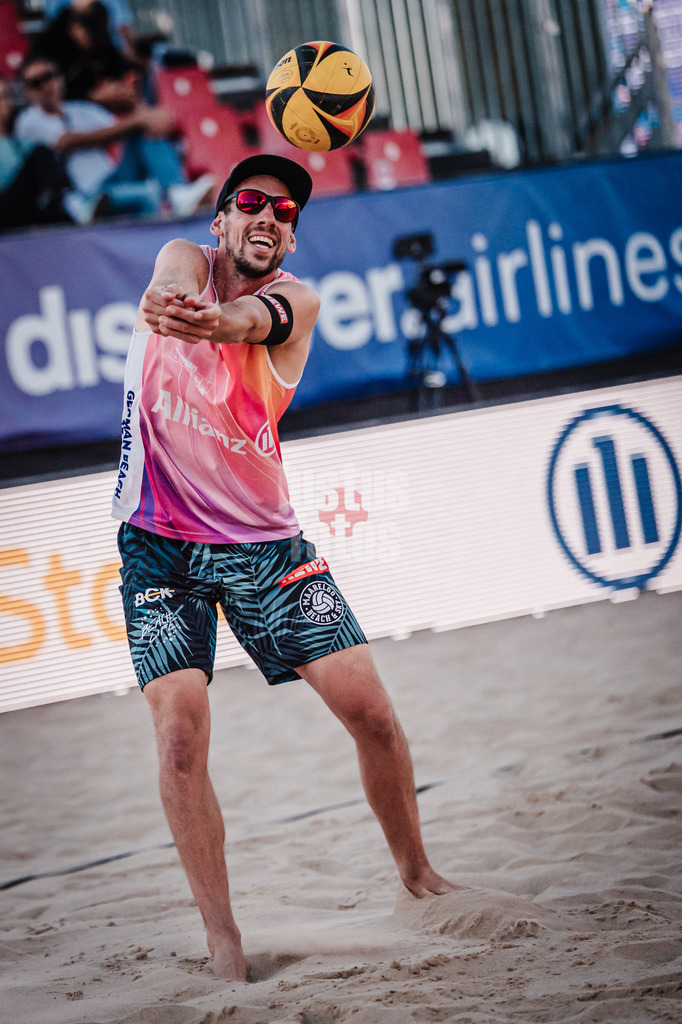 Beachvolleyball | Männer | Allianz German Beach Tour 2025 | Tourstop Berlin | 21.08.2025 | Nejc Zemljak nimmt den Ball an