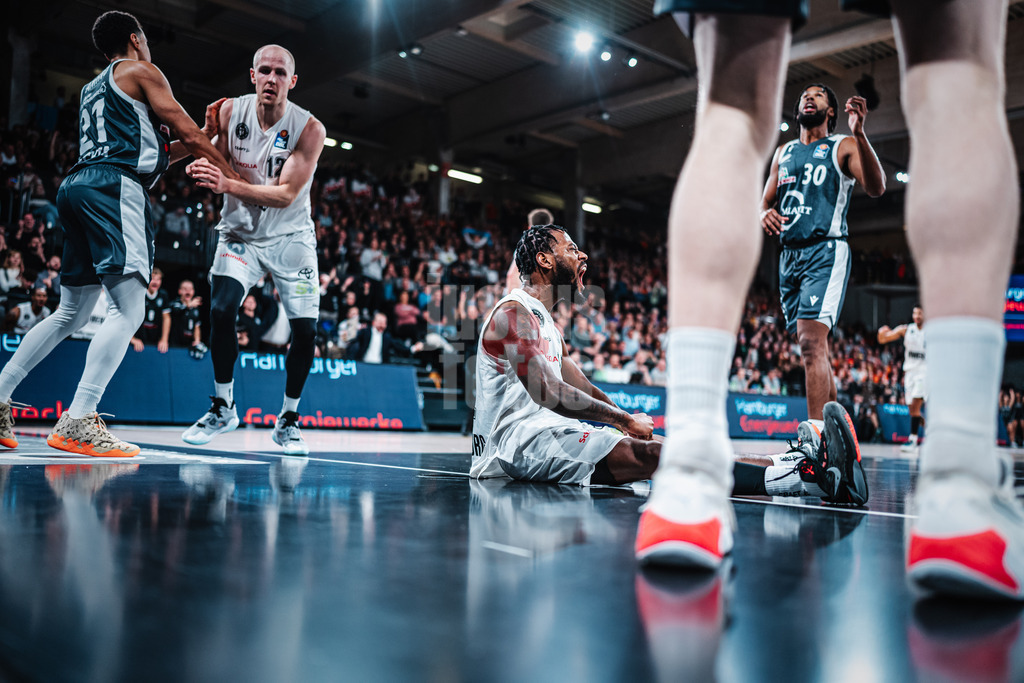 Basketball | Männer | Saison 2023/2024 | easyCredit Basketball Bundesliga | Veolia Towers Hamburg vs. RASTA Vechta | 03.11.2023 | Aljami Durham (#42, Veolia Towers Hamburg) jubelt nach einem erfolgreichen Korbleger und zusätzlichem Foul