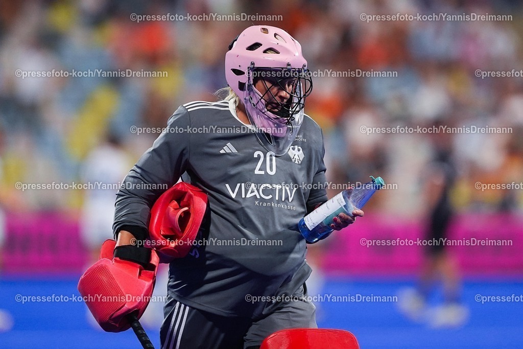 xydrx15082504057 | 15.08.2025, xydrx, Frauen EuroHockey Championship 2025, Halbfinale, Belgien - Deutschland, Sparkassenpark Mönchengladbach: Julia Sonntag (GER #20) mit einem Spickzettel auf der Flasche