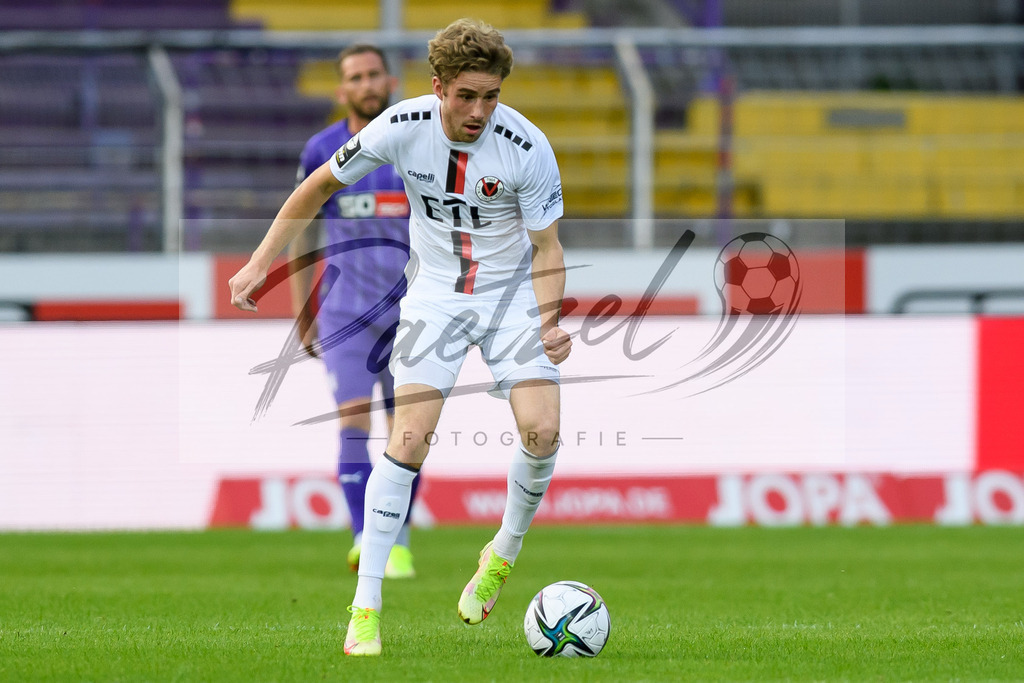 OSNVKO2021090620210906_127 | Fussball, Herren: David Philipp (FC Viktoria Koeln) in Aktion, am Ball, Einzelaktion beim Spiel der 3. Liga zwischen VfL Osnabrueck und FC Viktoria Koeln im Stadion an der Bremer Bruecke am 06.09.2021 in Osnabrueck, Deutschland.DFB / DFL REGULATIONS PROHIBIT ANY USE OF PHOTOGRAPHS AS IMAGE SEQUENCES AND/OR QUASI-VIDEO. - Realisiert mit Pictrs.com