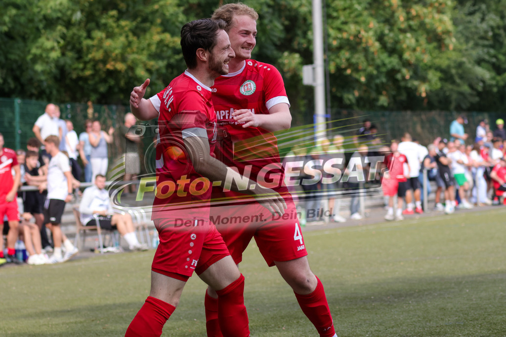 Bünder SV - TV Elverdissen | Auf dem Bild zu sehen: rot Bünder SV v.l.: Denis Müller, Johannes Steinmeier Bünder SV, TV Elverdissen, Saison 26/27, Kreisliga A, Bünde, Deutschland - Realisiert mit Pictrs.com