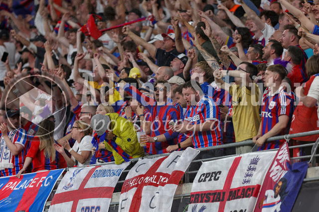 27.05.2026, EUR, Fussball, Herren, Conference League Finale, Saison 2025/2026, Crytsal Palace F.C. - Rayo Vallecano de Madrid | die Fans von Crystal Palace FC feiern