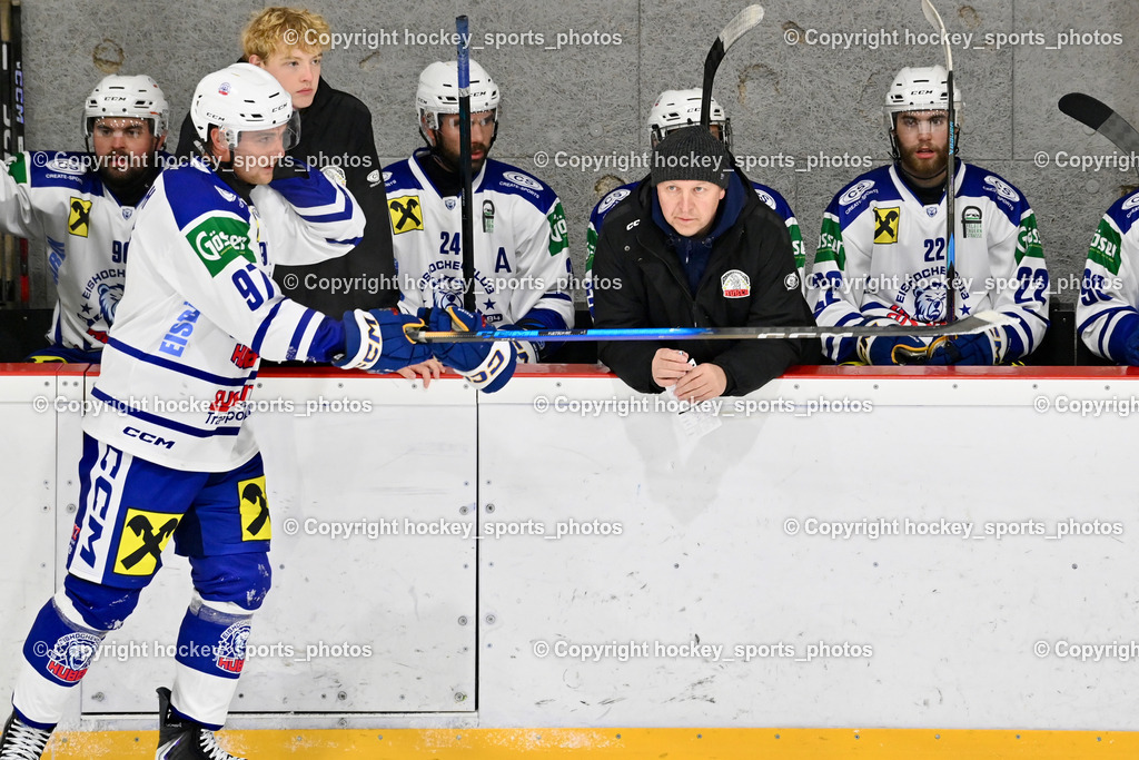 ESV Ferlach vs. UECR Eisbären Huben | #97 Fuetsch Johannes UECR EISBÄREN HUBEN, Headcoach UECR EISBÄREN HUBEN Trojer Silvio, Spielerbank UECR Huben, ESV Ferlach vs. UECR Eisbären Huben, ESV Ferlach vs. UECR Eisbären Huben am 31.10.2025 in Ferlach (HTC Eishalle Ferlach), Austria, (Photo by Bernd Stefan)
