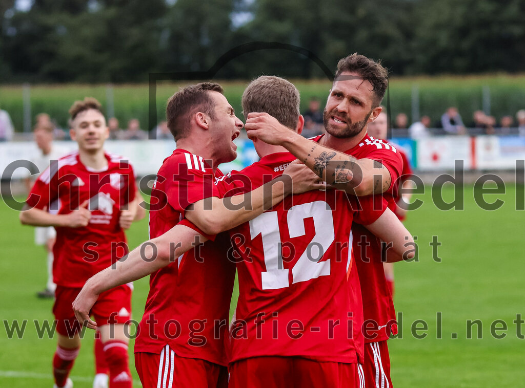 2023-08-04_003_SV_Walpertskirchen_gegen_FC_Finsing | Walpertskirchen, Deutschland, 04.08.2023:
Fußball, Kreisliga 2023 / 2024, 2. Spieltag, SV Walpertskirchen gegen FC Finsing, Endergebnis: 3:3

Jubel nach dem 1:2 durch Fabian Kövener (FC Finsing, #12)

Foto: Christian Riedel / fotografie-riedel.net