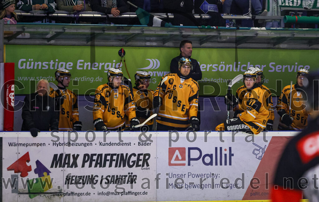 2025-11-02_011_TSV_Erding_gegen_EV_Fuessen | Erding, Deutschland, 02.11.2025:Eishockey, Oberliga Süd 2025 / 2026, 15. Spieltag, TSV Erding gegen EV Füssen, Endergebnis: 2:6Nikita Naumann (EV Füssen, #78), Headcouch Daniel Jun (EV Füssen), Aaron Besle (EV Füssen, #77)Foto: Christian Riedel / fotografie-riedel.net