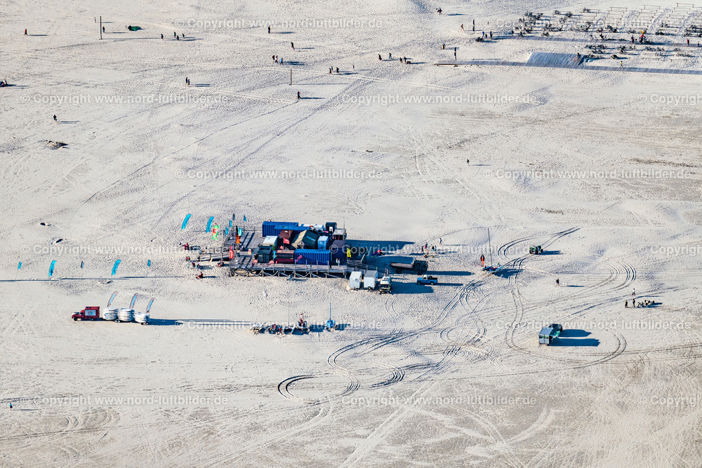 St.Peter-Ording_Surfschule_ELS_3686060822 | SANKT PETER-ORDING 06.08.2022 Küsten- Landschaft am Sandstrand der Badestelle Ording Nord "Surfschule" im Ortsteil Sankt Peter-Ording in Sankt Peter-Ording im Bundesland Schleswig-Holstein. // Coastline on the sandy beach of Badestelle Ording Nord in the district Sankt Peter-Ording in Sankt Peter-Ording in the state Schleswig-Holstein. Foto: Martin Elsen