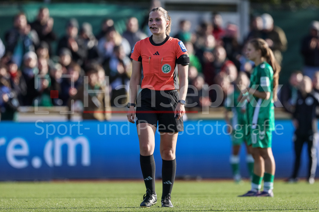 Fussball, Google Pixel Frauen-Bundesliga, SV Werder Bremen - SGS Essen | v.li.: Schiedsrichterin Selina Menzel, DIE DFB-RICHTLINIEN UNTERSAGEN JEGLICHE NUTZUNG VON FOTOS ALS SEQUENZBILDER UND/ODER VIDEOÄHNLICHE FOTOSTRECKEN. DFB REGULATIONS PROHIBIT ANY USE OF PHOTOGRAPHS AS IMAGE SEQUENCES AND/OR QUASI-VIDEO.