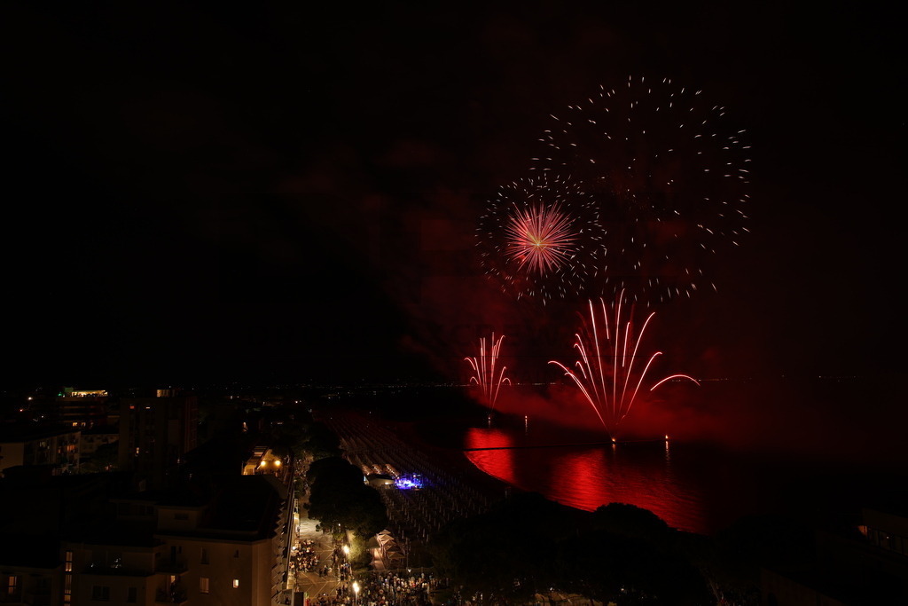 Ferragosto Fireworks in Grado, Italy | GRADO, ITALY, 15.AUG.26 - FIREWORKS - Ferragosto fireworks over the Adriatic Sea in Grado, Italy. Colorful fireworks light up the night sky above the beach, coastline and waterfront during the traditional summer celebration. - Realisiert mit Pictrs.com