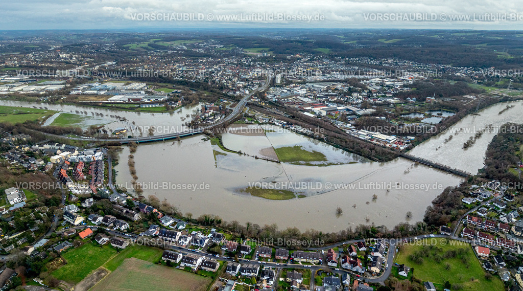 Hattingen231202353Ruhr | Luftbild, Ruhrhochwasser, Weihnachtshochwasser 2023, Fluss Ruhr tritt nach starken Regenfällen über die Ufer, Überschwemmungsgebiet zwischen Bochumer Straße und Eisenbahnruhrbrücke Hattingen, Campingplatz Ruhrbrücke in Hattingen, Landhaus Grum und Hotel Birschel-Mühle, Bäume im Wasser, Hattingen, Ruhrgebiet, Nordrhein-Westfalen, Deutschland