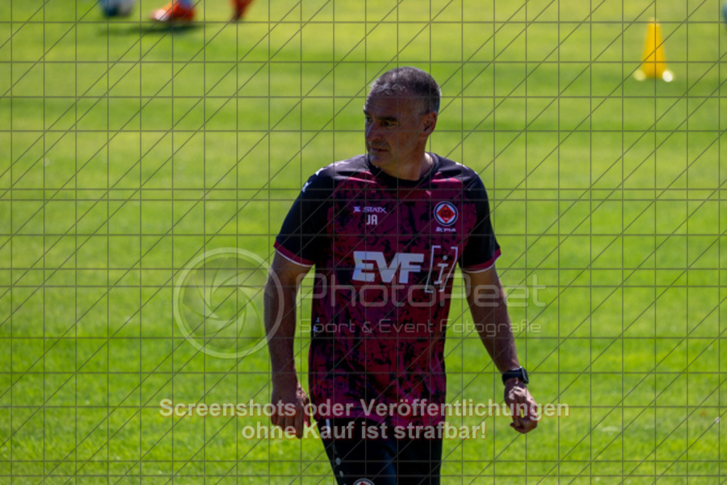 20250629_112204_1838 | #,1.Göppinger SV, Fussball, Oberliga BW - Trainingsauftakt, Saison 2025/2026, Rasensportplatz Stadion SV Göppingen, Hohenstaufenstr. 116, 73033 Göppingen, 29.06.2025 - 10:30 Uhr,Foto: PhotoPeet-Sportfotografie/Peter Harich