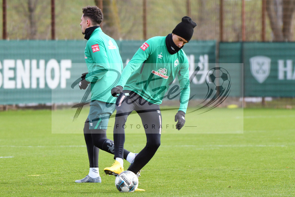 20200212_TRASVW_0062 | Fussball, Herren: Davie Selke (Werder Bremen) in Aktion, am Ball, Einzelaktion waehrend der Trainingseinheit des SV Werder Bremen auf dem wohninvest Weserstadion Trainingsplatz am 12.02.2020 in Bremen, Deutschland. - Realisiert mit Pictrs.com