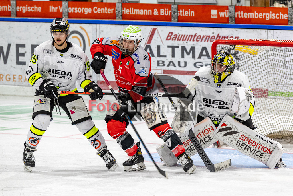 TSV Peißenberg Miners vs ERSC Amberg Wild Lions | Eishockey Bayernliga 2023/2024, TSV Peißenberg Miners vs ERSC Amberg Wild Lions,
Warten auf den Schuss aufs Tor von Timon BÄTGE (Wild Lions Goali 31),
2023-10-27 in Peißenberg (Eisstadion)
95 Lukas SALINGER (Wild Lions 95), 95 Moritz Birkner (Miners 95), 31 Timon BÄTGE (Wild Lions Goali 31)
Copyright: WolfgangxLindner foto-lindner.de
