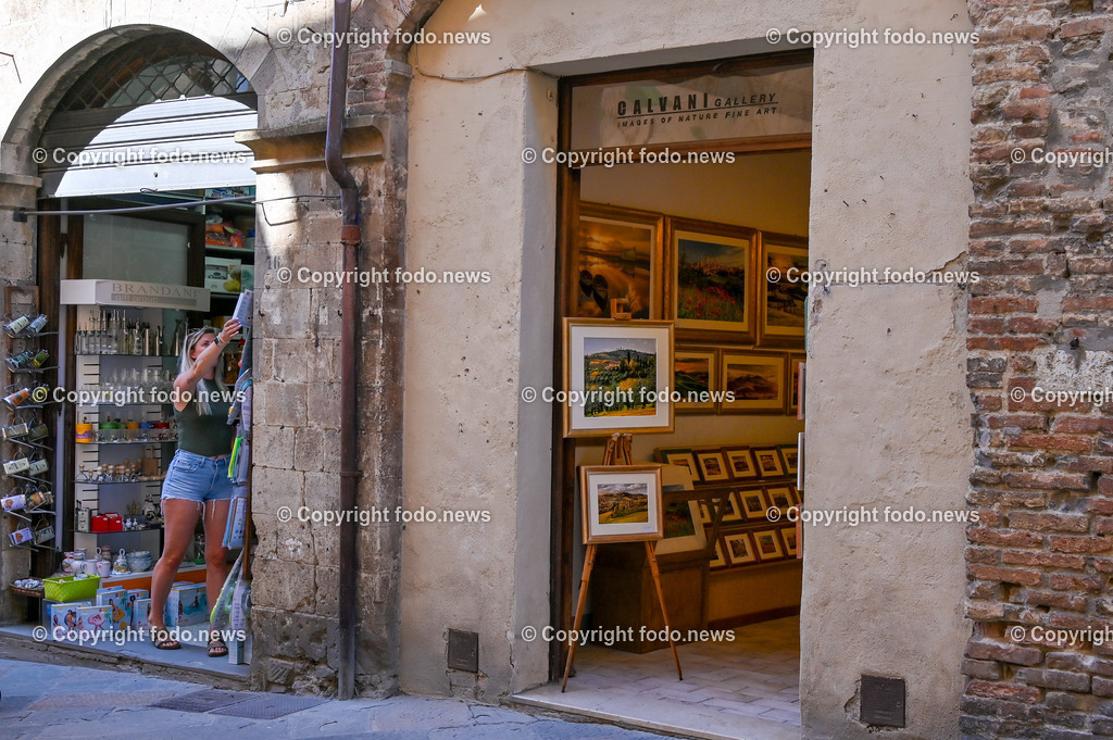 Italien_ Toskana_ San Gimignano_ 31.05.2024-176 | 31.05.2024, Italien, ITA, Toskana, San Gimignano im Bild Stadtansichten Gebäude, Architektur, Touristen, Historisch, Souvenir, Ansichten der berühmten Stadt San Gimignano in der Toskana-Italien - View of the famous town San Gimignano in Tuscany-ItalySan Gimignano ist eine italienische Kleinstadt in der Toskana mit einem mittelalterlichen Stadtkern. San Gimignano wird auch die Stadt der Türme genannt. Die Stadt liegt in der Provinz Siena. Sie gehört neben Florenz, Siena und Pisa zu den von Touristen meist besuchten Zielen in der Toskana.