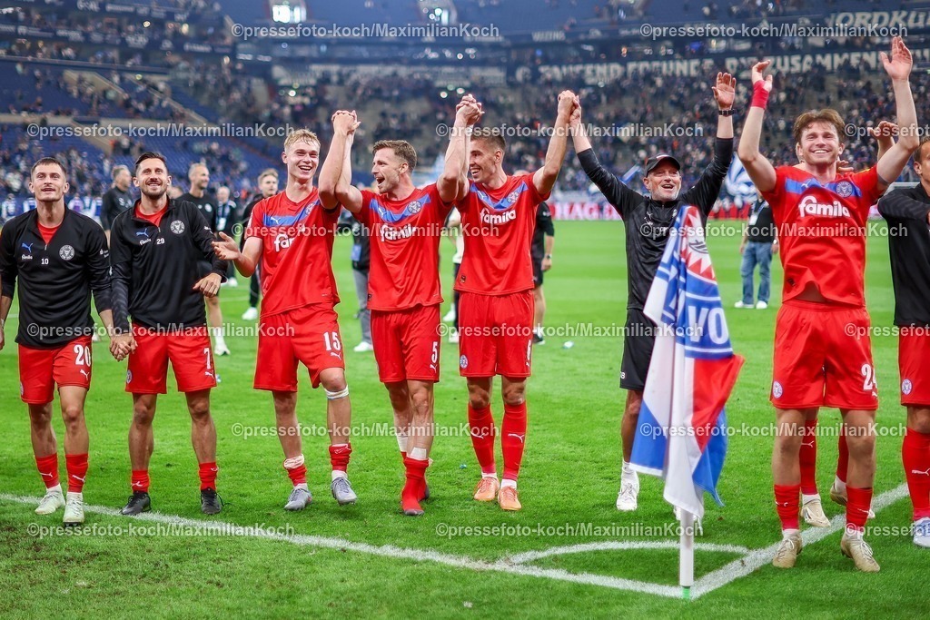 S0413092501175 | 13.09.2025, Fußball, FC Schalke 04 - Holstein Kiel, 5.Spieltag, 2. Fußball Bundesliga, Veltins-Arena Gelsenkirchen, Saison 2025 2026: Abschlussjubel nach dem 1:0 Sieg von Holstein Kiel - Die Mannschaft steht jubelnd auf dem Spielfeld und feiert den Erfolg. Kasper Davidsen (Holstein Kiel #15) Carl Johansson (Holstein Kiel #05) Marko Ivezic (Holstein Kiel #06) Magnus Knudsen (Holstein Kiel #24) DFB regulations prohibit any use of photographs as image sequences and or quasi-video.