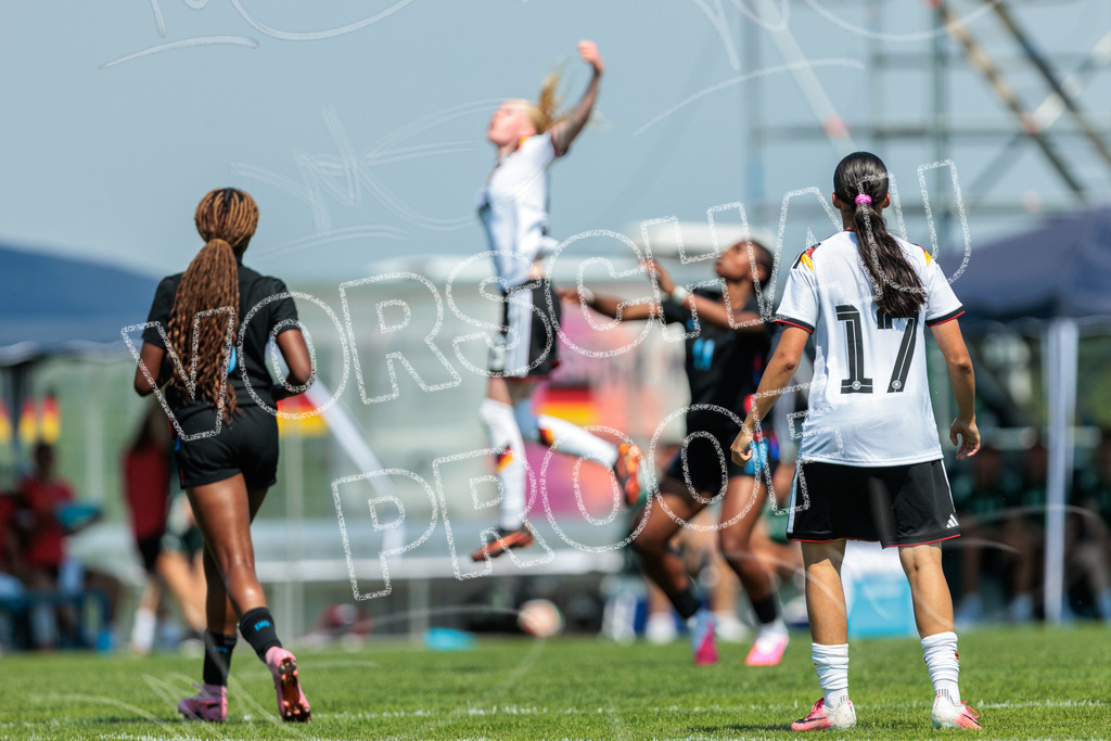 Testspiel U16-Juniorinnen: Deutschland – England | Die Bildergalerie dokumentiert das Länderspiel der deutschen U16-Juniorinnen gegen die Auswahl Englands. Die Fotografien zeigen Spielaktionen, Zweikämpfe, Torchancen, Mannschaftsszenen sowie weitere Impressionen der Begegnung. Die Aufnahmen entstanden im Rahmen des Testspiels beider Nachwuchsnationalmannschaften in der Kümpel + Hellmeister Arena in Hamm am 20. Juni 2026 und halten die sportlichen und emotionalen Momente des Spiels fest. - Realisiert mit Pictrs.com