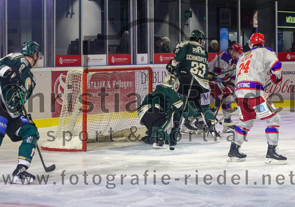 2025-11-30_050_TSV_Erding_gegen_EC_Peiting | Erding, Deutschland, 30.11.2025:Eishockey, Oberliga Süd 2025 / 2026, 22. Spieltag, TSV Erding gegen EC Peiting, Endergebnis: 5:1Elia Ostwald (Erding Gladiators, #17), Torwart Leon Meder (Erding Gladiators, #39), Marc Schmidpeter (Erding Gladiators, #33), Thomas Heger (EC Peiting, #24)Foto: Christian Riedel / fotografie-riedel.net