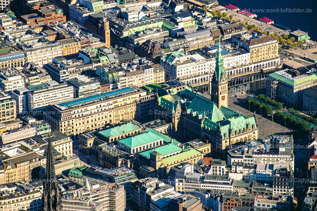 Hamburg_Mitte_Rathaus_ELS_1936220922 | HAMBURG 22.09.2022 Gebäude des Rathauses der Stadtverwaltung am Marktplatz der Innenstadt in Hamburg, Deutschland. // Town Hall building of the City Council at the market downtown in Hamburg, Germany. Foto: Martin Elsen