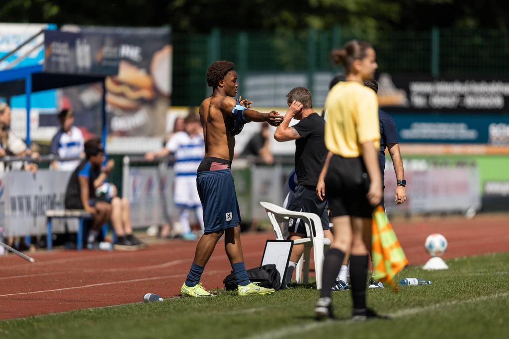 Fußball I Männer I 40. Pfingscup Hollage I 13347 | realhellocedii - Realisiert mit Pictrs.com