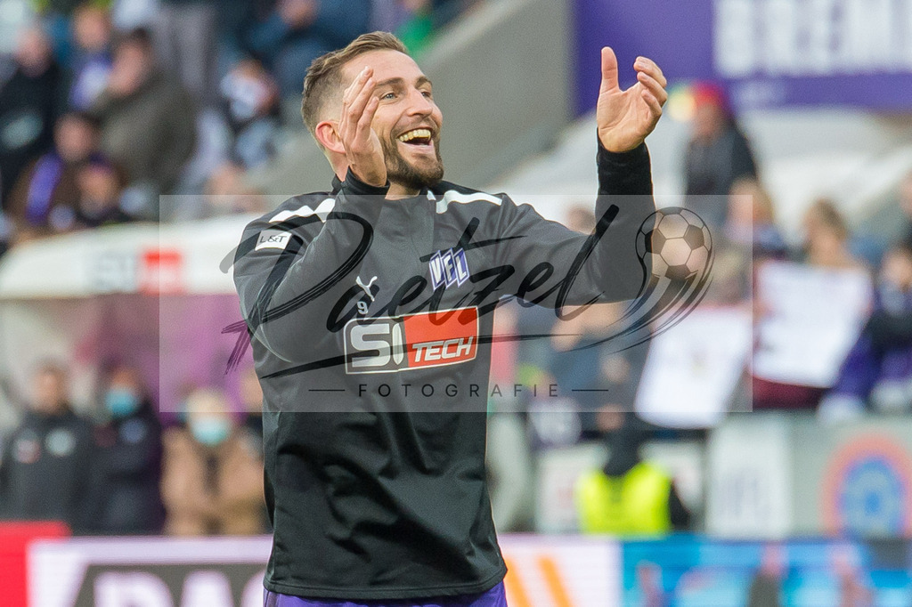 OSNTSV20211106_166 | Fussball, Herren: Marc Heider (VfL Osnabrueck) gestikuliert, Gestik bei dem Spiel der 3. Liga zwischen VfL Osnabrueck und TSV 1860 Muenchen im Stadion an der Bremer Bruecke am 06.11.2021 in Osnanbrueck, Deutschland.DFB / DFL REGULATIONS PROHIBIT ANY USE OF PHOTOGRAPHS AS IMAGE SEQUENCES AND/OR QUASI-VIDEO. - Realisiert mit Pictrs.com