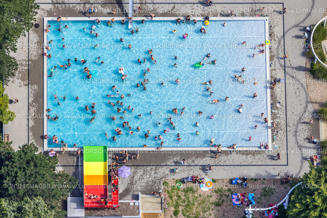 Oberhausen220800511 | Luftbild, Revierpark Vonderort, Vonderort Freibad, Schwimmbad und Badegäste, regenbogenfarbige Wasserrutsche, Osterfeld, Oberhausen, Ruhrgebiet, Nordrhein-Westfalen, Deutschland