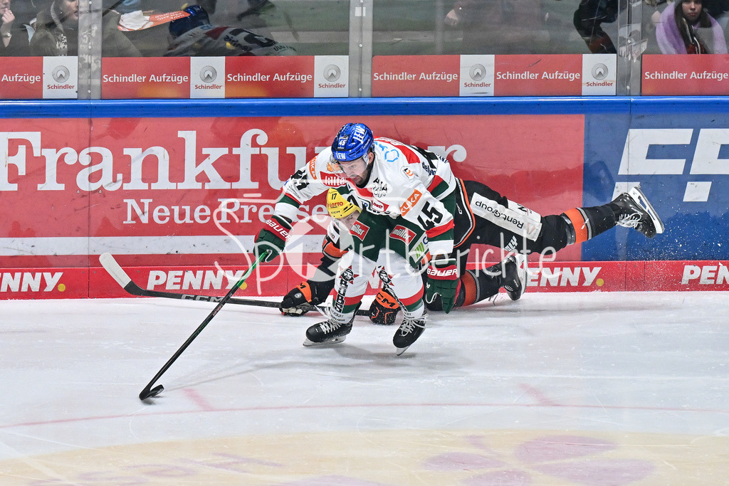 Löwen Frankfurt -Augsburger Panther | in dieser Szene setzt sich Jason BAST (Augsburger Panther #45) an der Bande durch / DEL: Loewen Frankfurt - Augsburger Panther, Eissporthalle Frankfurt am 14.02.2025