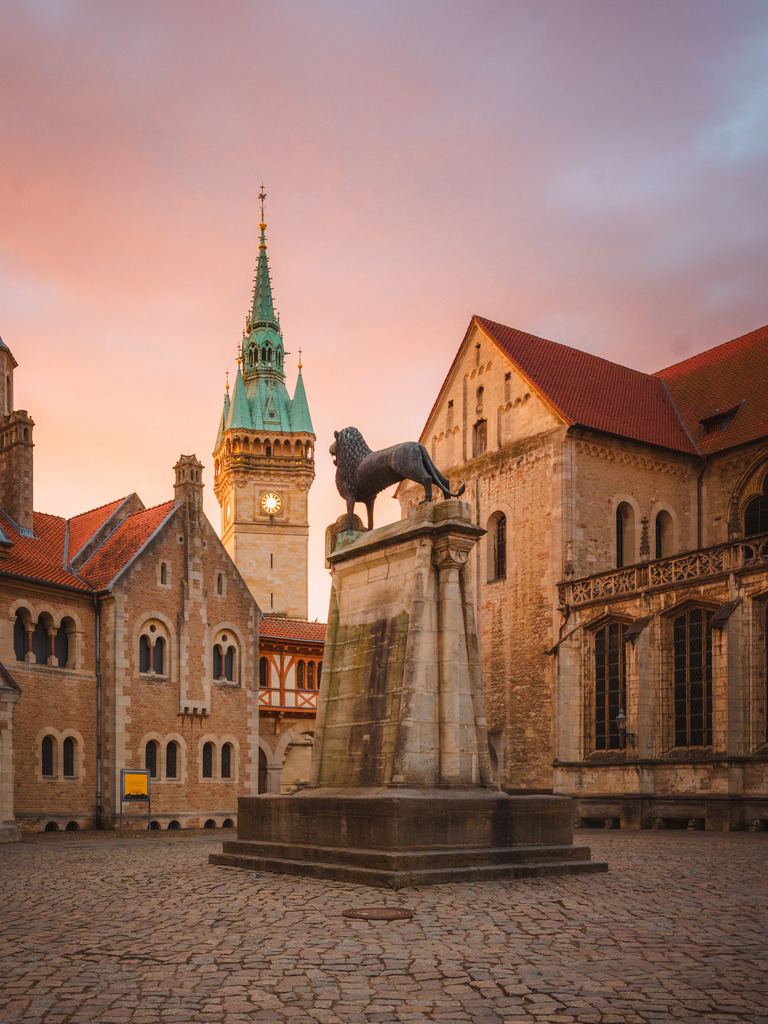 Burgplatz | Entdecke exklusive Fotokunst aus Braunschweig: Bildband, Leinwände, Postkarten, Kalender, digitale Downloads & Bildlizenzen. Jetzt im offiziellen Beautiful Braunschweig Shop! - Realisiert mit Pictrs.com