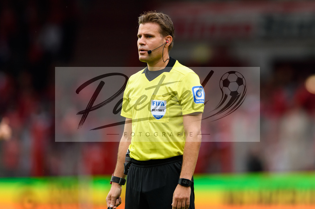 FCUBMG20210829_129 | Fussball, Herren: Schiedsrichter Dr. Felix Brych schaut beim Spiel der 1. Bundesliga zwischen 1. FC Union Berlin und Borussia Moenchengladbach im Stadion An der Alten Foersterei am 29.08.2021 in Berlin, Deutschland. - Realisiert mit Pictrs.com