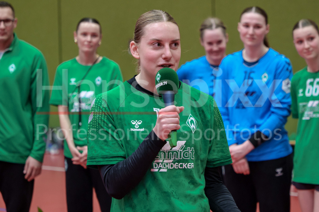 Handball, 2. Bundesliga Frauen, SV Werder Bremen - SV Union Halle-Neustadt | Meike Becker (SV Werder Bremen, 17) moderiert eine Verabschiedung