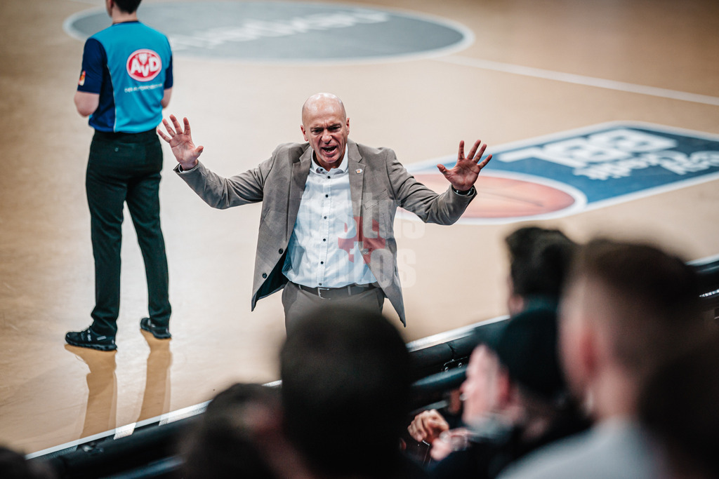 Basketball | Männer | Saison 2023/2024 | easyCredit Basketball Bundesliga | 32. Spieltag | Veolia Towers Hamburg vs. NINERS Chemnitz | 04.05.2024 | Trainer Rodrigo Pastore (NINERS Chemnitz)