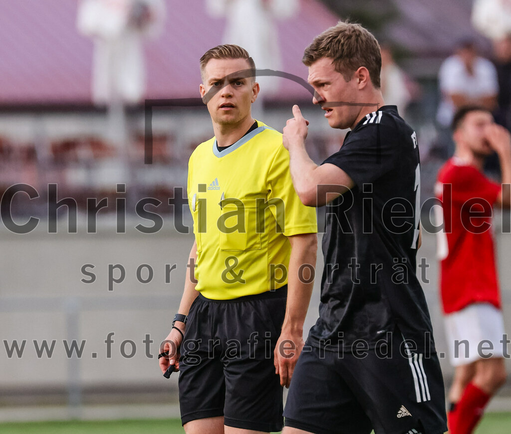 2023-08-25_087_FC_Finsing_gegen_FC_Lengdorf | Finsing, Deutschland, 25.08.2023:
Fußball, Kreisliga 2023 / 2024, 6. Spieltag, FC Finsing gegen FC Lengdorf, Endergebnis: 5:0

Schiedsrichter Etienne Fromme, Fabian Kövener (FC Finsing, #12)

Foto: Christian Riedel / fotografie-riedel.net